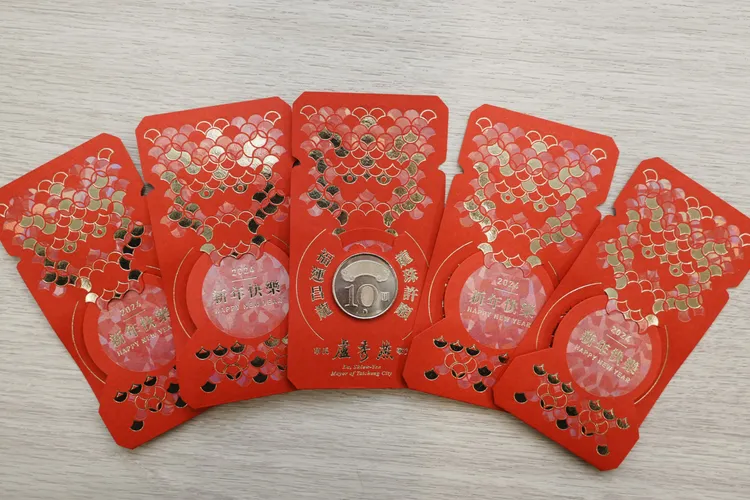 台中市龍年小紅包以龍鱗造型及龍珠許願為主題，祝福大家心想事成、好運龍來。市府提供