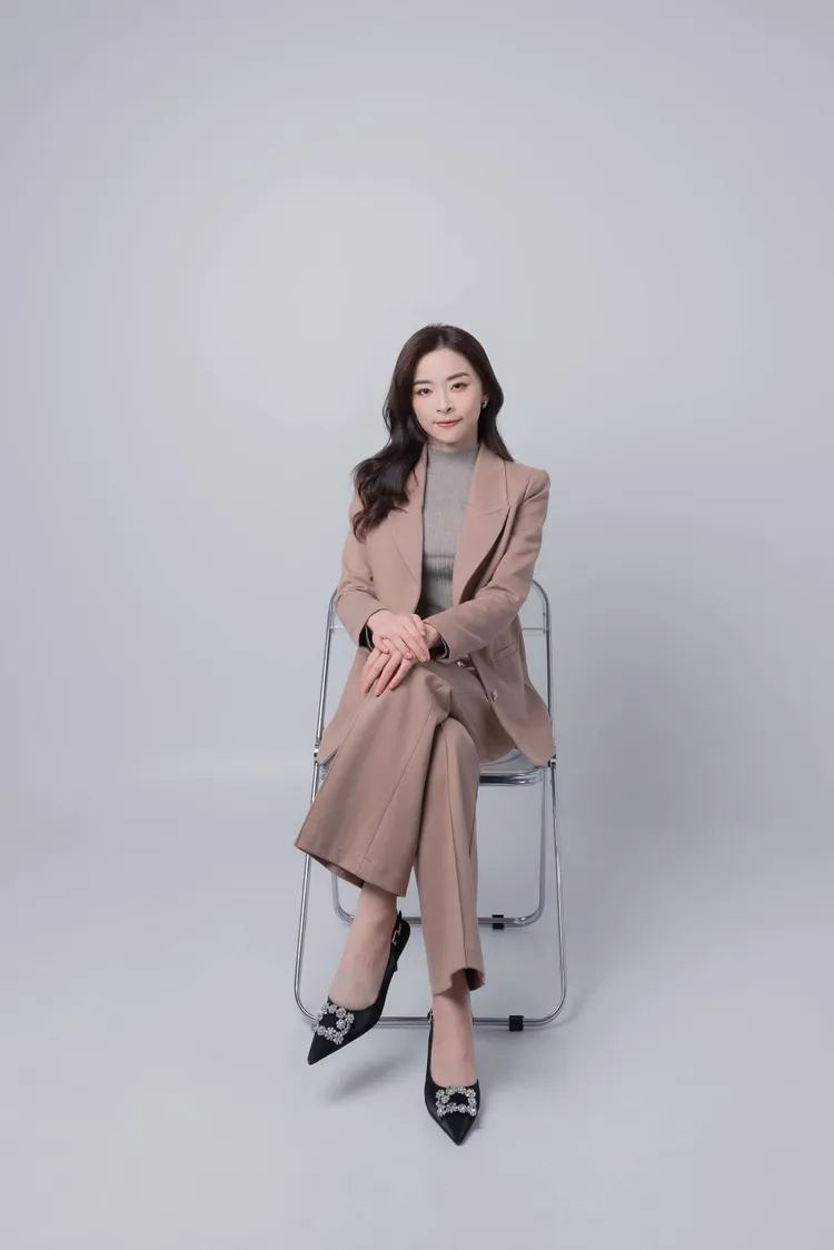 吳安琪拍套裝照，看起來頗有女強人的氣勢。翻攝自吳安琪臉書