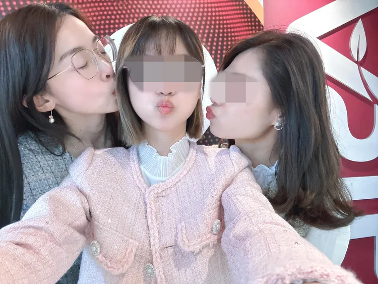 吳安琪(左)加入的直銷公司，曾大誇她實力。翻攝自美商愛希麗-幸福啟程臉書