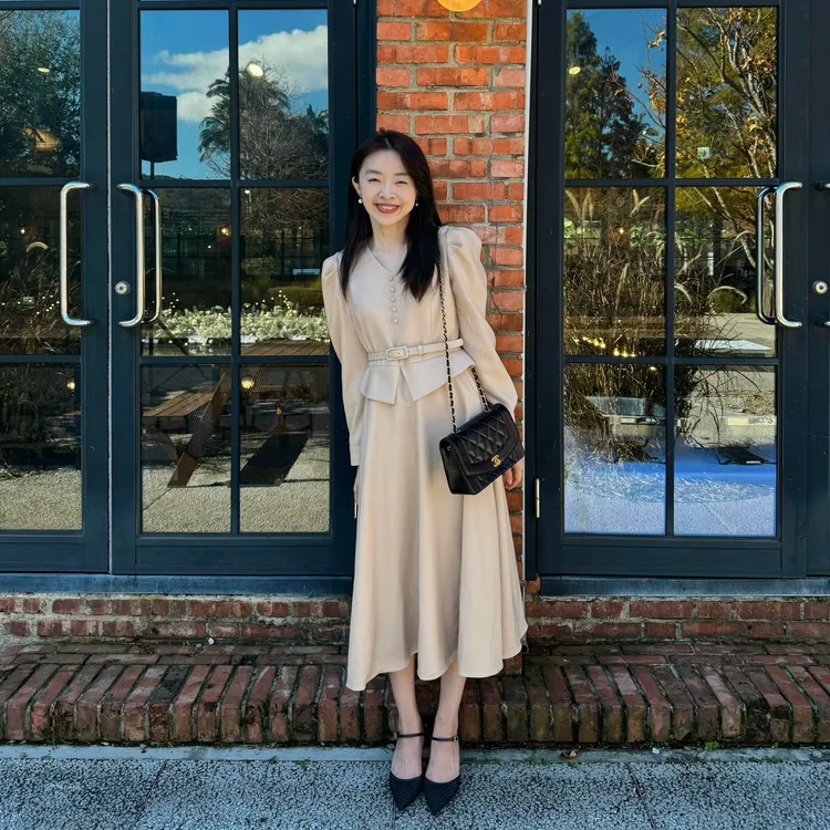 吳安琪臉書中曬出的照片，背有多款名牌包。翻攝自吳安琪臉書