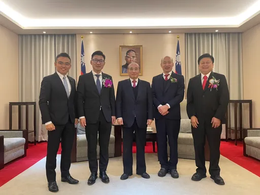 第一次當立法院長好緊張？　韓國瑜急向藍大咖請益