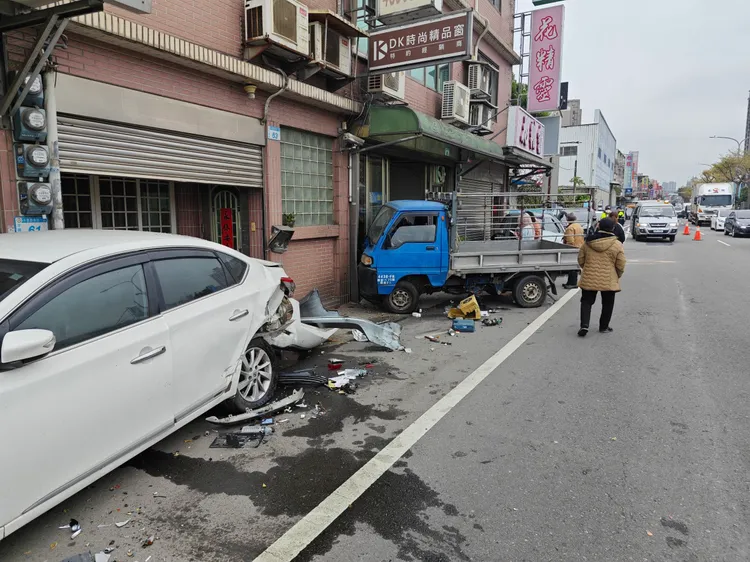 車禍現場。平鎮警分局提供