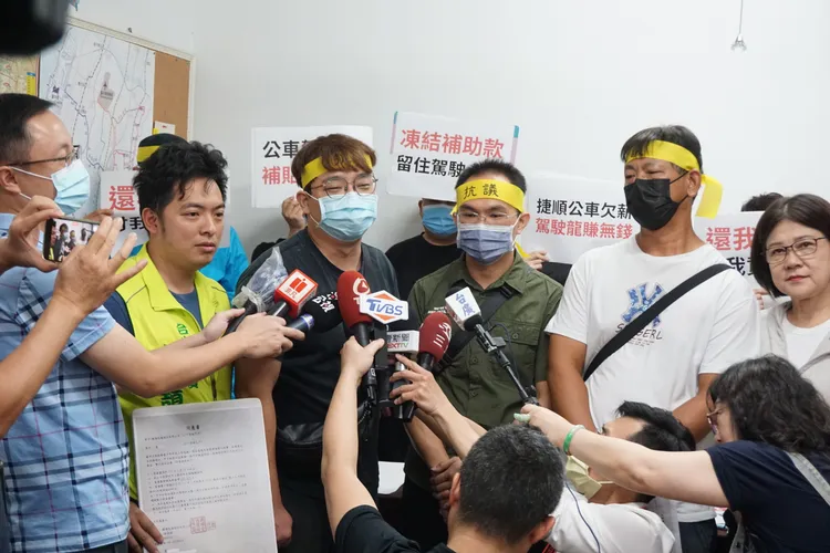 捷順公司前駕駛說，公司在過年前承諾的薪資、資遣費全部跳票。張芬郁服務處提供