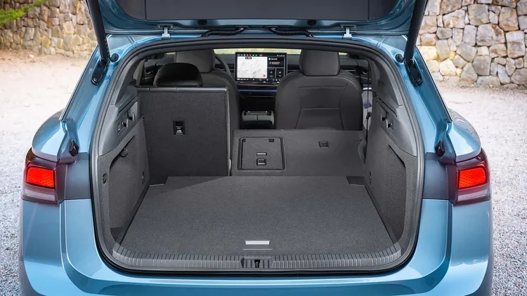 行李廂在一般狀態之下擁有605公升容積，最大可擴充到1714公升。原廠照片