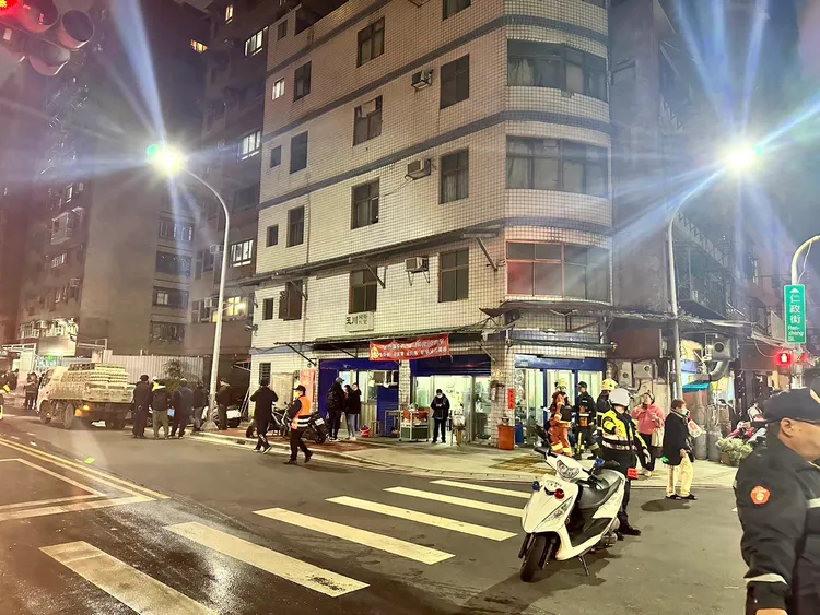 新北三重傳出公寓傾斜，警消緊急疏散住戶。翻攝畫面