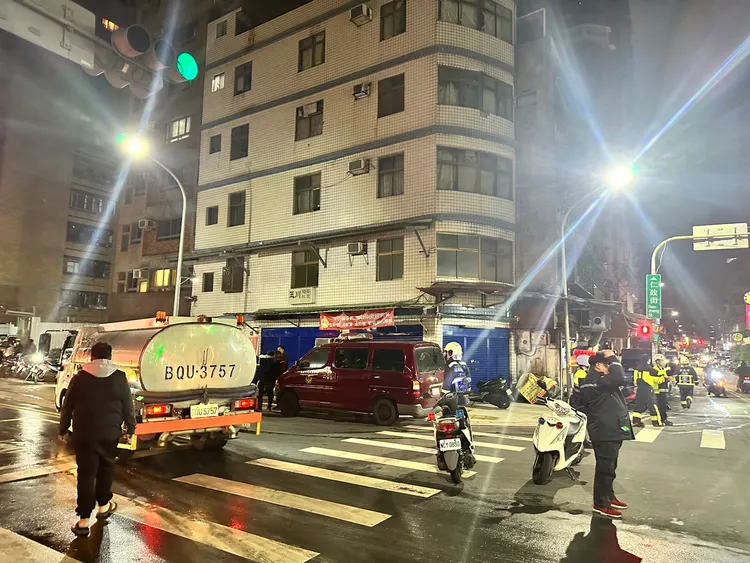 新北三重傳出公寓傾斜，警消緊急疏散住戶。翻攝畫面