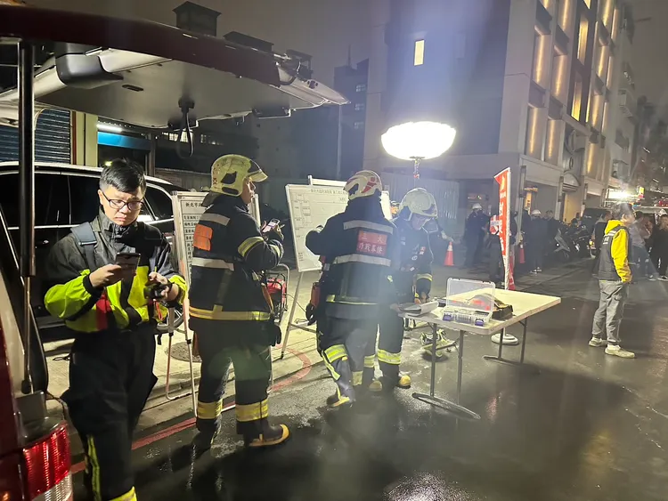 新北三重傳出公寓傾斜，警消緊急疏散住戶。翻攝畫面