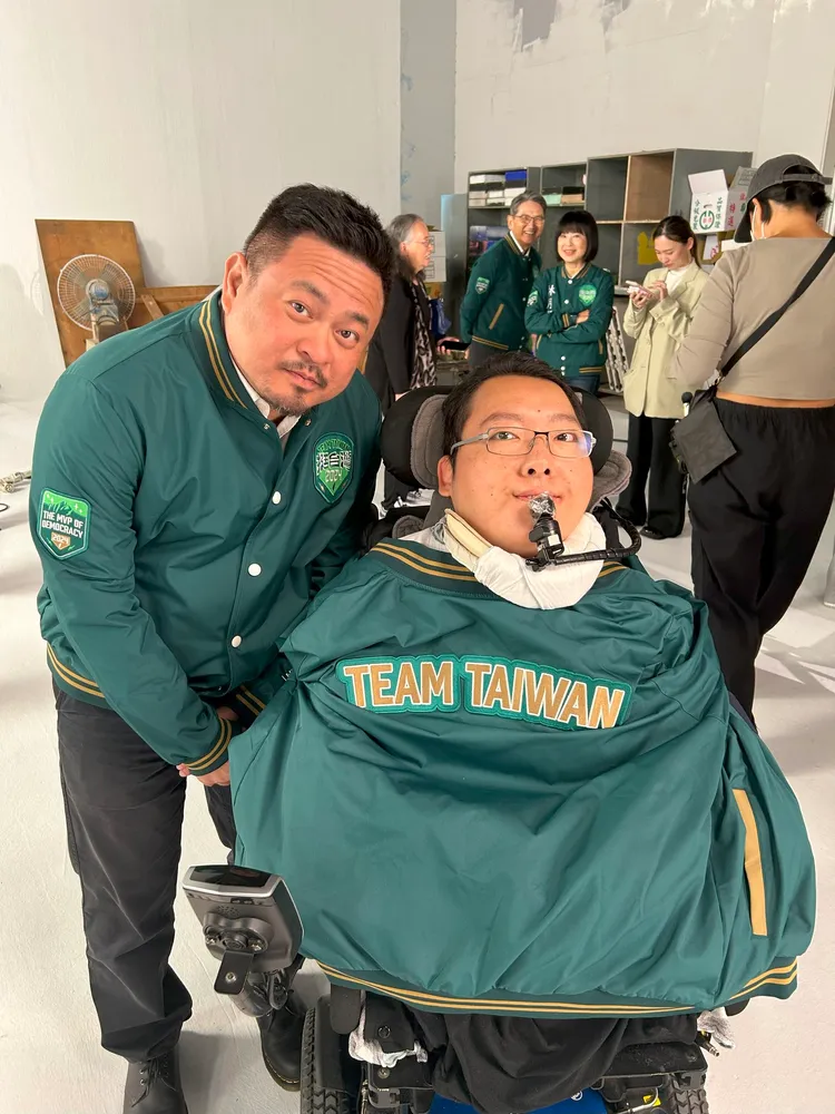 洪申翰怒嗆王志安「無知又自以為是」。翻攝洪申翰臉書