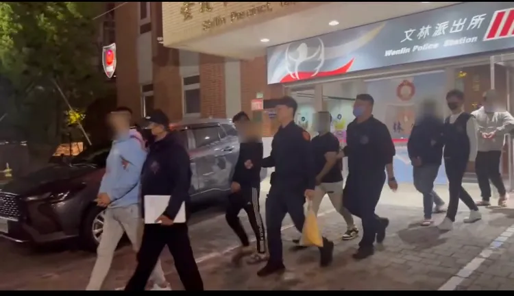 警方火速逮捕帶隊砸攤的尹男等6名嫌犯，多為宮廟八家將成員。翻攝畫面