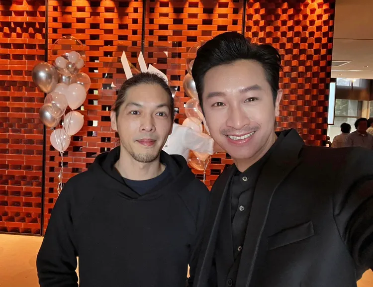 邱凱偉（右）和楊常青昨出席好友婚禮開心敘舊。翻攝邱凱偉臉書