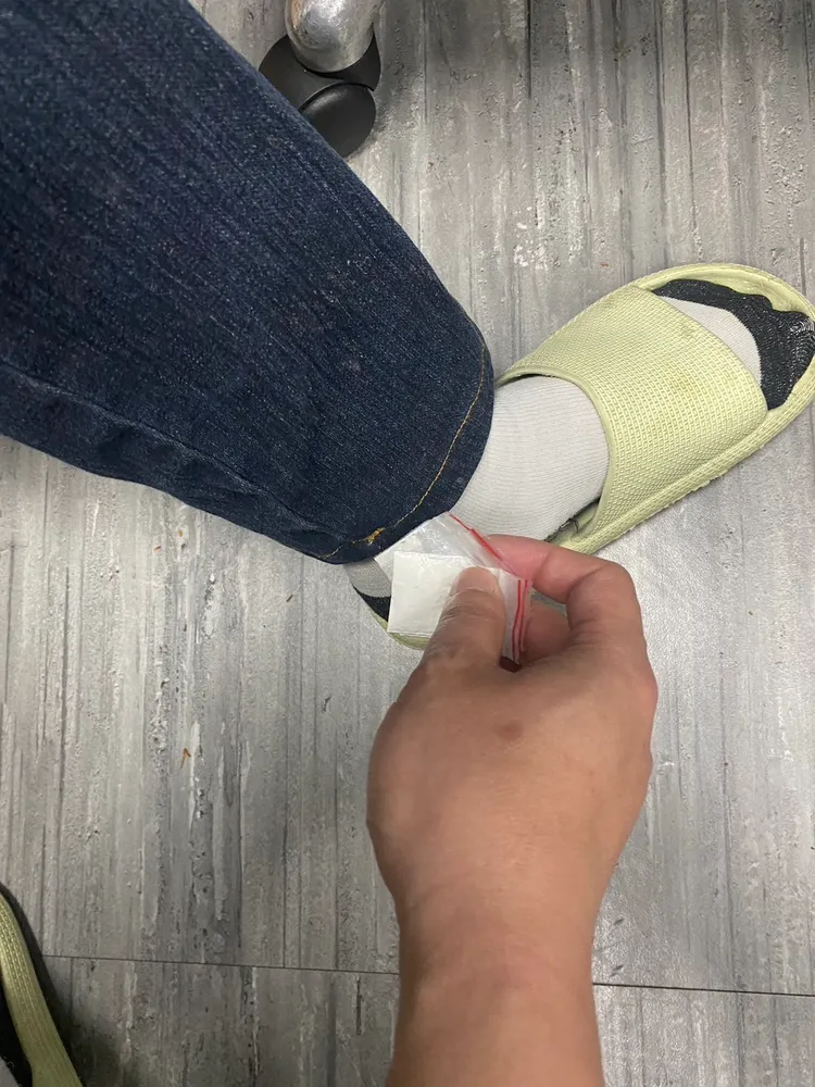 陳姓車主襪子與手掌都藏毒。翻攝畫面