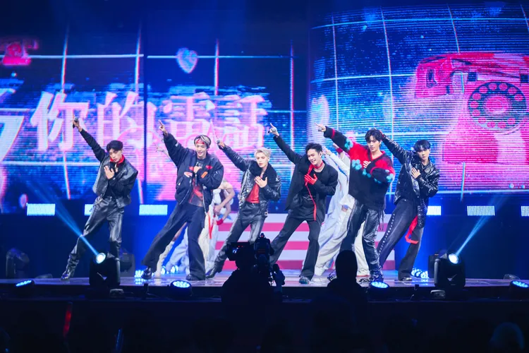 「Ozone」在台上勁歌熱舞。索尼提供