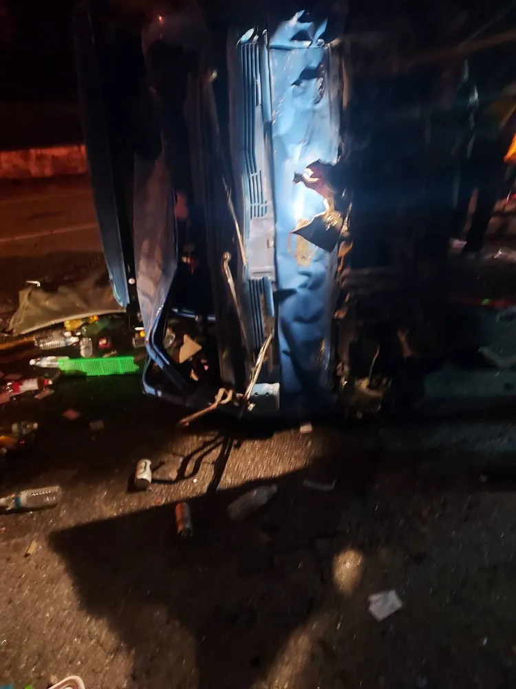 小貨車被撞翻。民眾提供