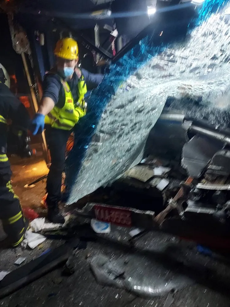 遊覽車車頭嚴重受損。民眾提供