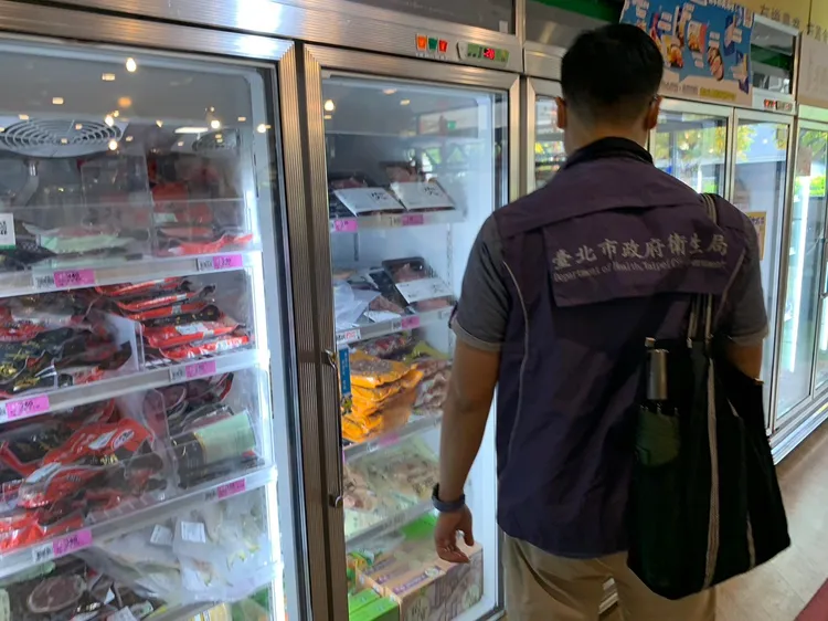 北市衛生局今赴「台北農產」查核預防性下架情形。北市衛生局提供