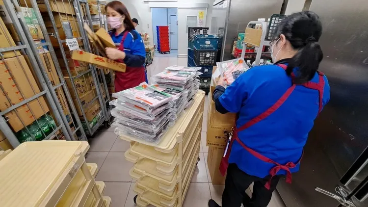 北市衛生局今赴「全聯」查核預防性下架情形。北市衛生局提供