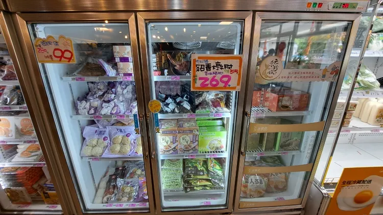 北市衛生局今赴「台北農產」查核預防性下架情形。北市衛生局提供