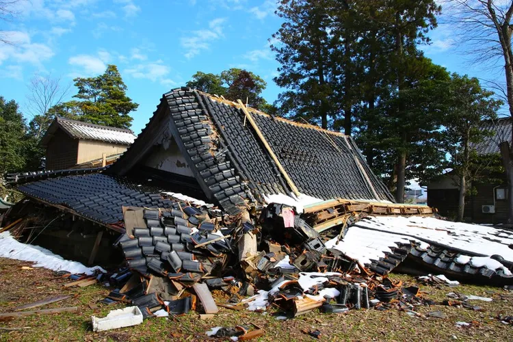 日本元旦發生的石川縣能登半島強震，珠洲市祭拜「學問之神」菅原道真的菅原神社全毀，鳥居石柱散落一地，有著珠洲特有瓦片的屋頂整座坍塌，貼上寫有「危險」兩字的紅單。中央社