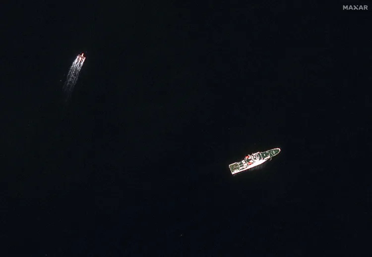 22日的衛星照顯示黃岩島（Scarborough Shoal）附近一艘中國海警船與一艘菲律賓漁船。路透社