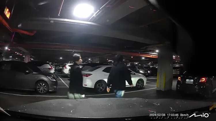 長髮男親友勸阻後，他才慢慢走回車上。翻攝自臉書「爆料公社公開版」