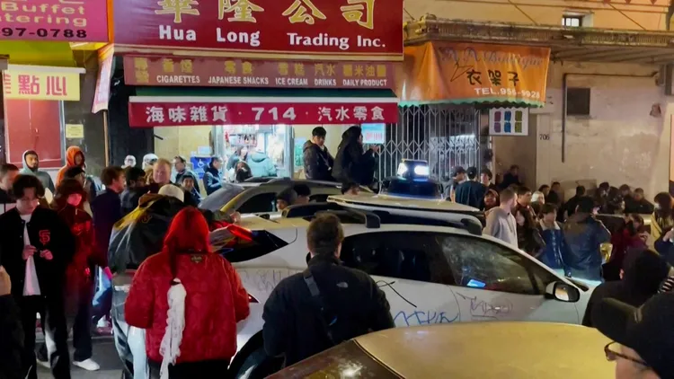 Waymo無人駕駛車11日晚間在舊金山中國城遭暴徒包圍塗鴉，還被砸破擋風玻璃。路透社