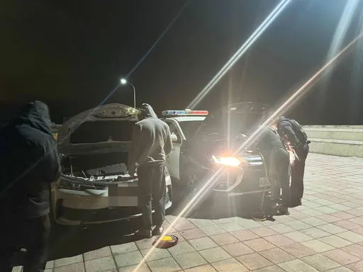 好友多年不見餐敘聊天到凌晨 車拋錨回不了家!大園警這招救援