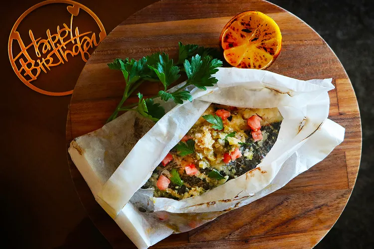 24F極炙牛排館主廚特選熱前菜義式水煮魚。業者提供