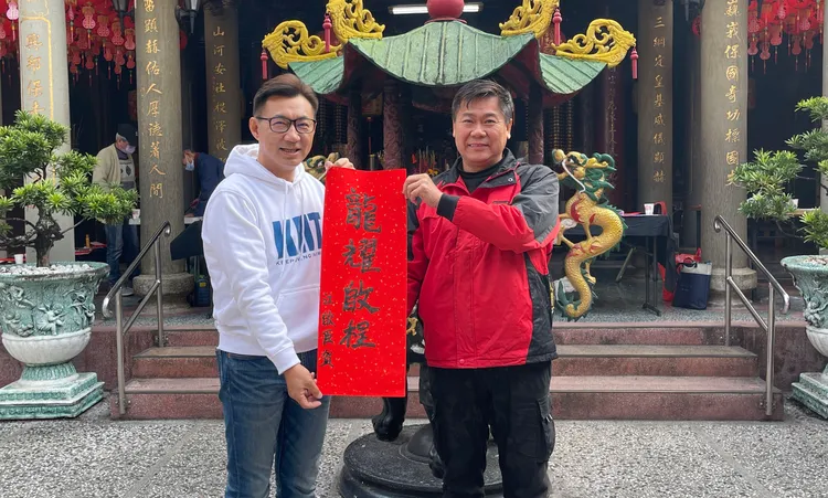 江啟臣贈送親手書寫的限量版春聯。江啟臣服務處提供