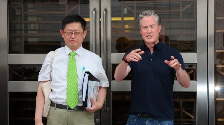 夏克立(右)與律師陳友炘(左)，在高院前舉行記者會。莊宗達攝