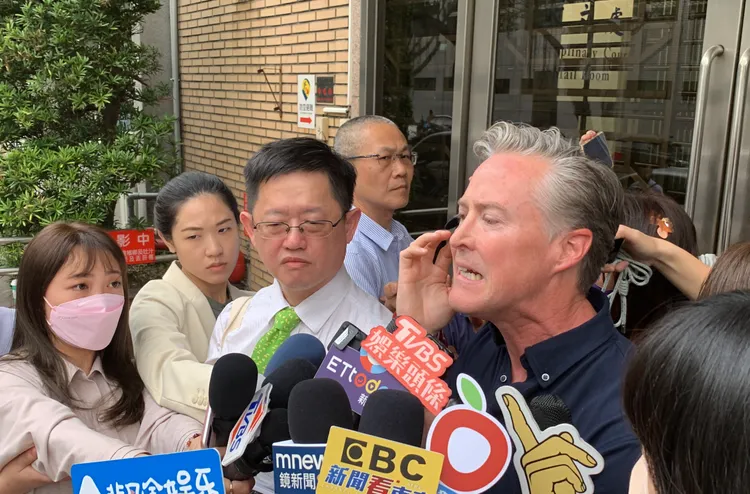 夏克立(圖)用手勢質疑黃嘉千的臉頰傷勢「從右邊跑到左邊」。丁牧群攝