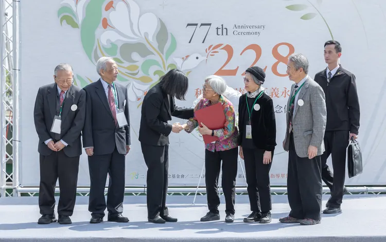 蔡英文頒發恢復名譽書予受難者家屬。府提供