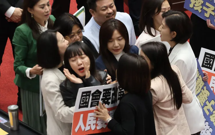 徐巧芯（背對黑衣者）、吳沛憶（中間藍衣者）、黃捷（前排左一）三人吵成一團。莊宗達攝