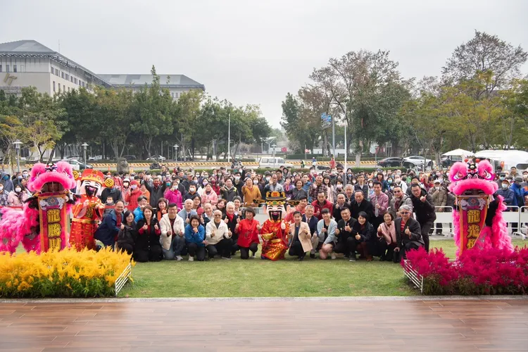 嘉市府團隊在文化局廣場大合照，祝福市民闔家共度歡樂新年。市府提供