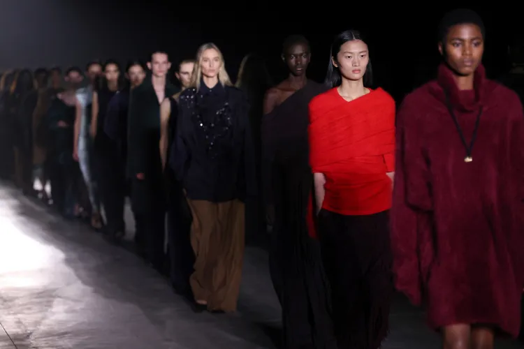 吳季剛（Jason Wu）2024秋冬新作11日在紐約時裝周登場。路透社