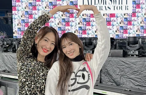 吳佩慈神隱3個月現身東京 與賈永婕俏皮「比心」