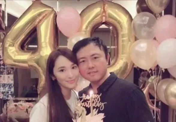 吳佩慈（左）和紀曉波生了4個孩子，是他未婚妻。翻攝網路