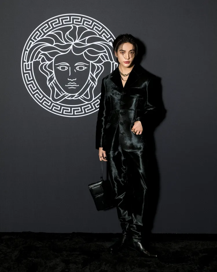 黃鉉辰觀賞Versace 2024秋冬大秀。品牌提供