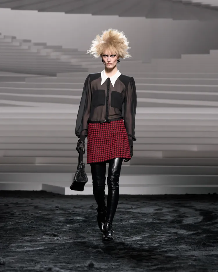 雪紡襯衫以白色尖形燕尾領點綴。品牌提供