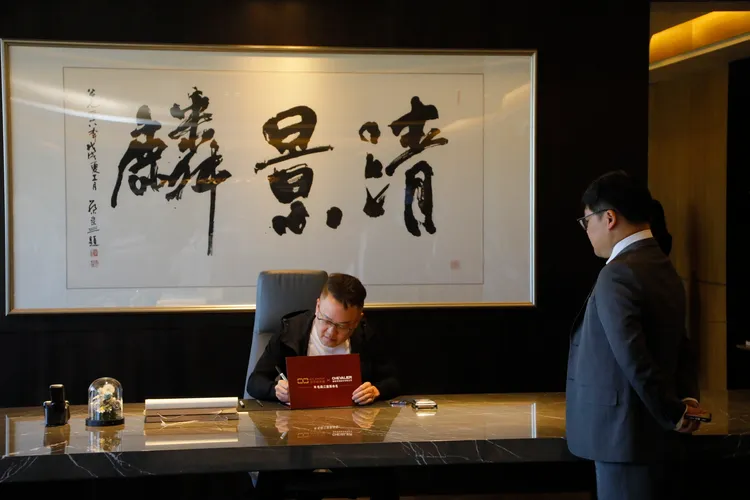 今日在律師見證下寫下名稱並封存，未來將揭曉開獎。葉家銘攝