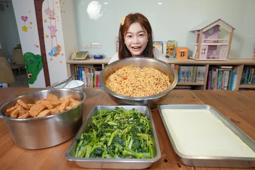 大胃王小慧送点心陪伴失依儿 大赞育幼院童餐超美味