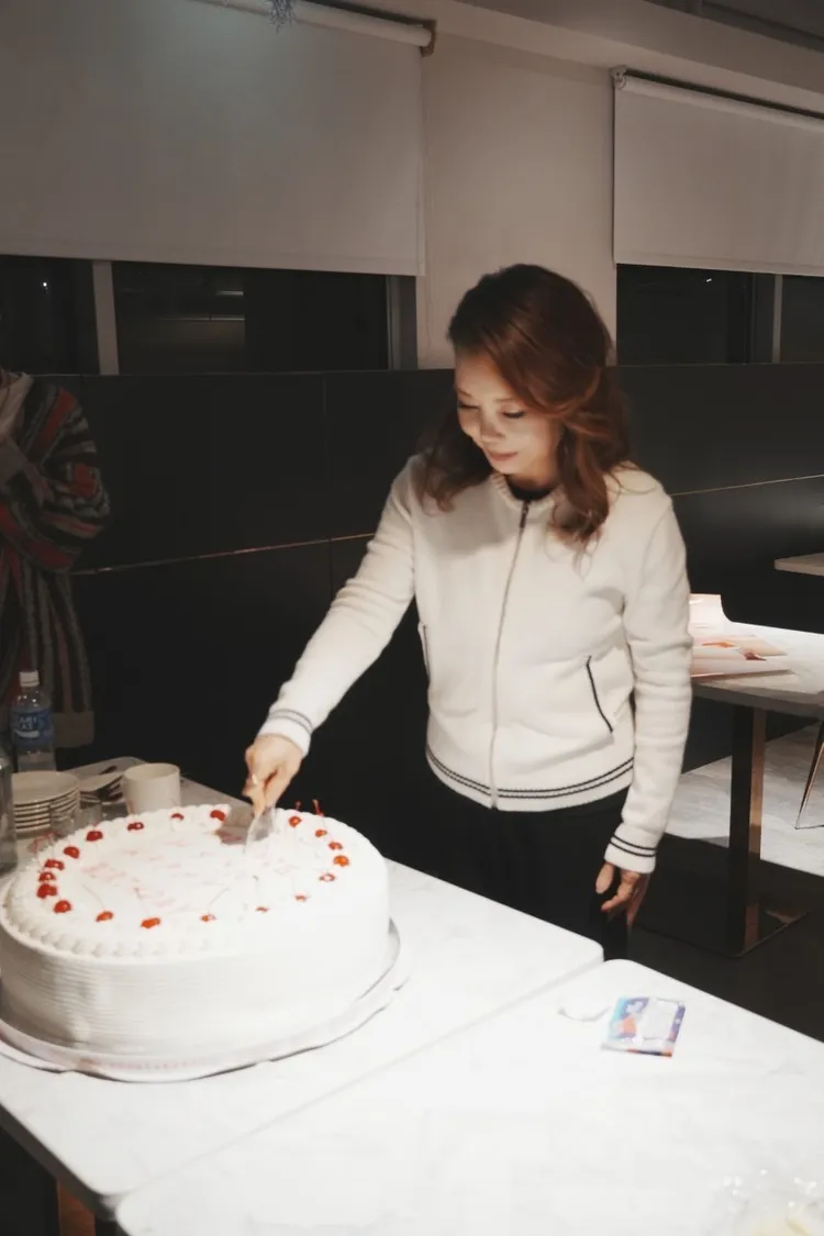 辛曉琪提前切生日蛋糕。同學影音提供
