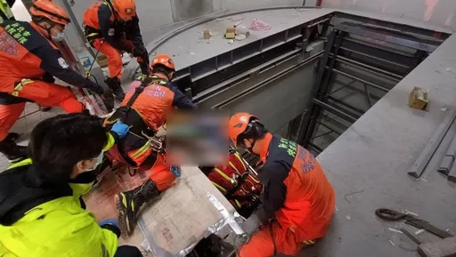 淡水汽車升降梯突墜3層樓 包商遭壓頭部凹陷腦漿溢