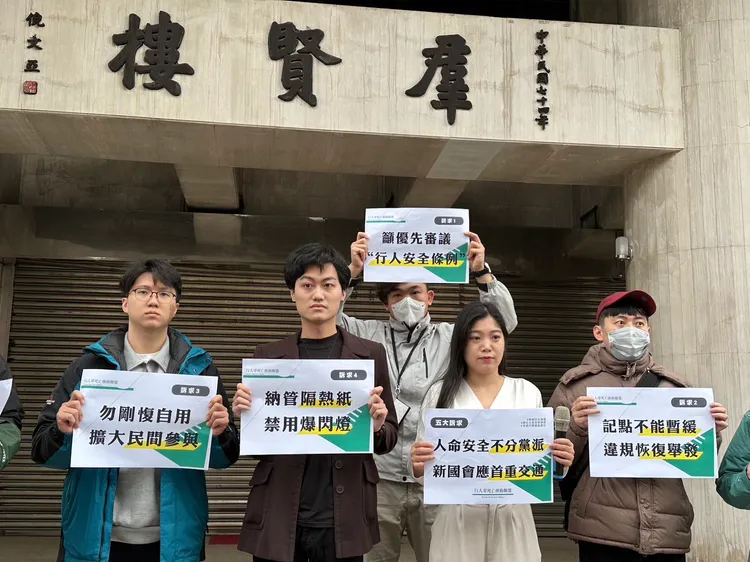 TMRA台灣摩托⾞友協會秘書長劉成謙(左2)。陳怡文攝