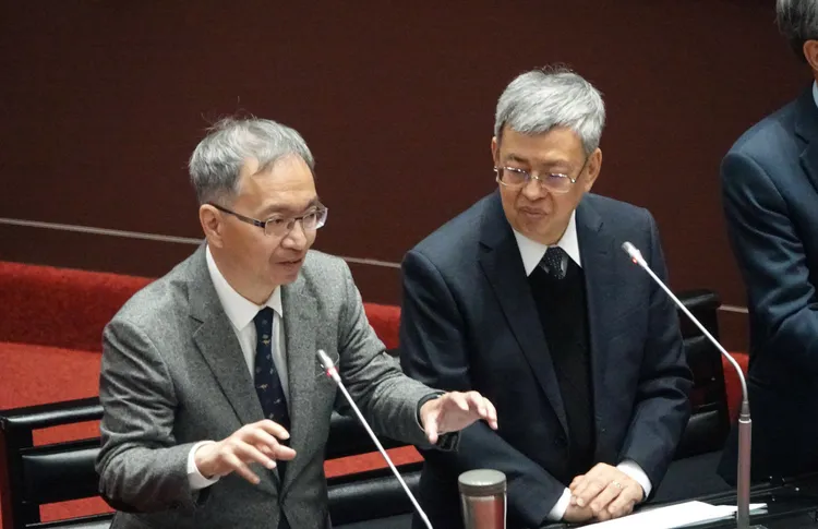 薛瑞元（左）似乎硬撐病體，韓國瑜看不下去勸他坐著備詢。彭欣偉攝