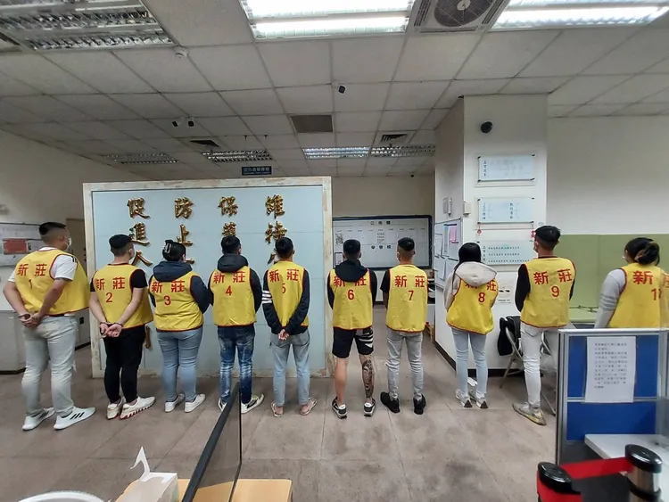 17人街頭亂鬥，其中一人遭刀劃傷。翻攝畫面