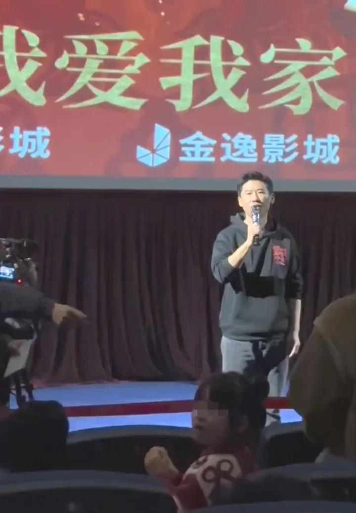 王驍被觀眾叫罵，小妹妹也驚訝地轉頭查看。翻攝知名青年娛曉張微博