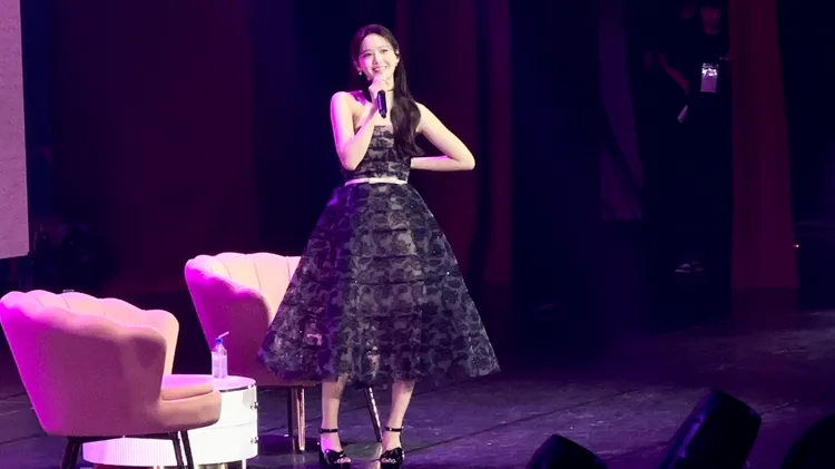 潤娥唱《眼淚記得你》太緊張，自己喊卡再唱一次。讀者提供