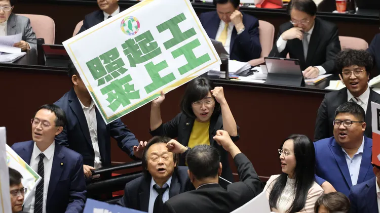 民進黨立委蘇巧慧、王世堅等人嗆藍委快上工。莊宗達攝