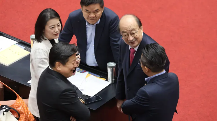 藍綠立委爭吵之際，柯建銘、傅崐萁等人笑著聊天。