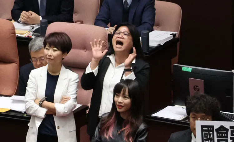 王美惠高喊：「韓院長落跑了」。莊宗達攝